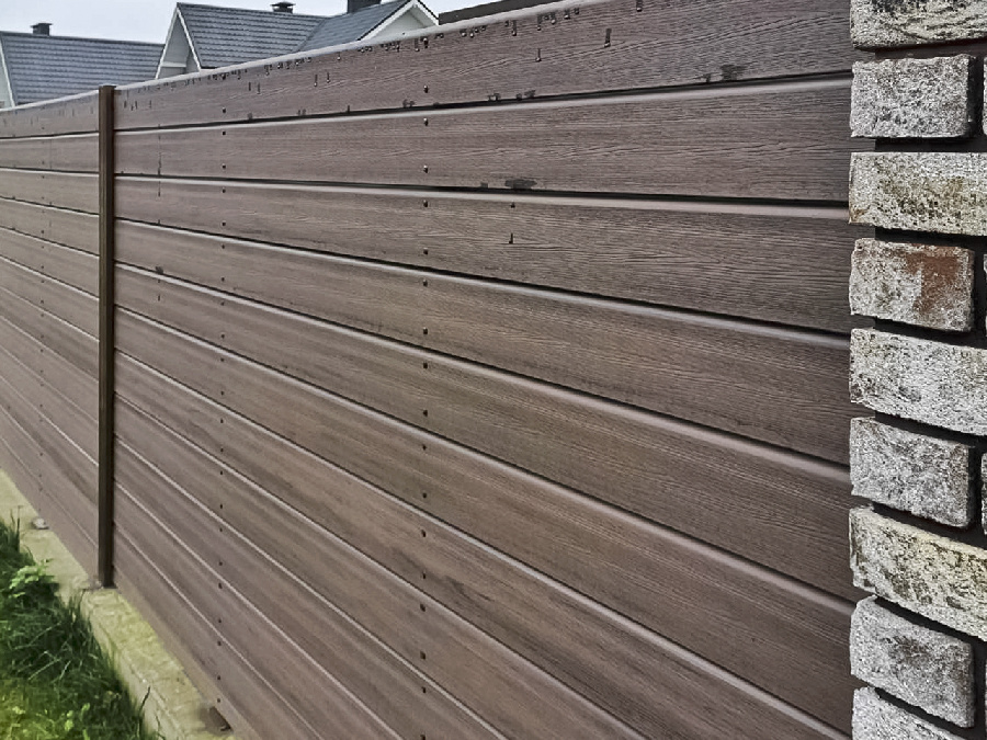 Высокий сплошной забор надежно защитит дом от уличного шума, пыли и ветра.