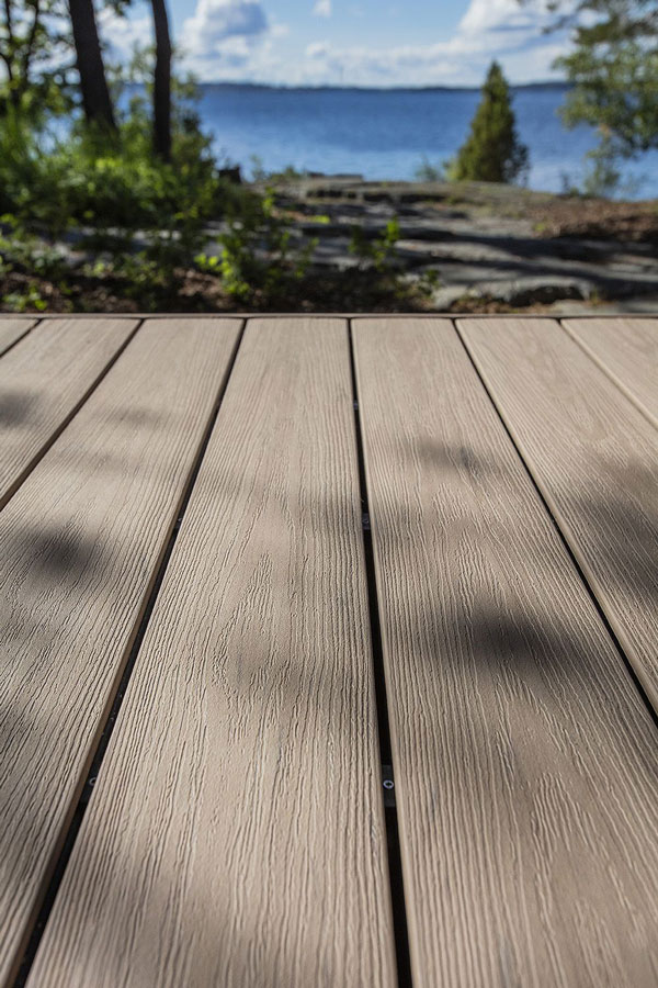Объемная текстура делает доску из ДПК практически неотличимой от натуральной древесины.