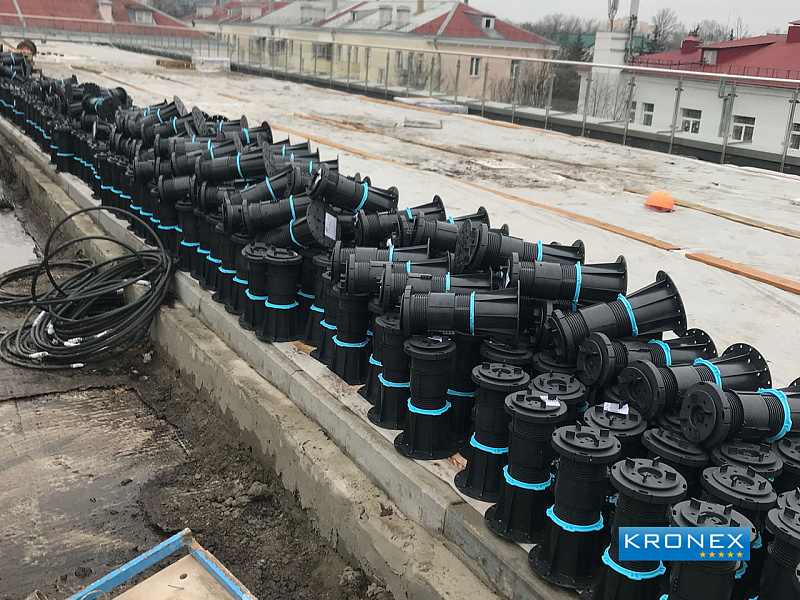 Настил на кровле с применением регулируемых опор Kronex.