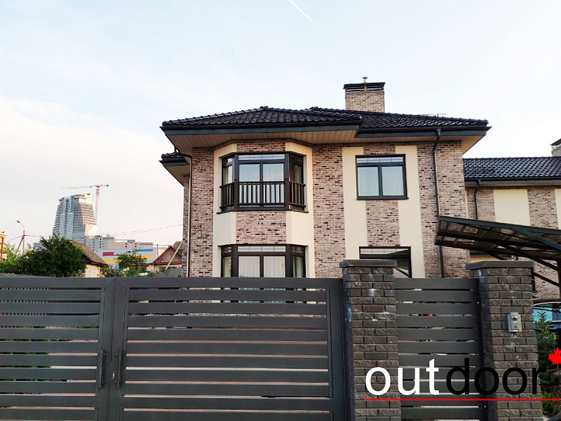 Ограждение окон второго этажа частного дома