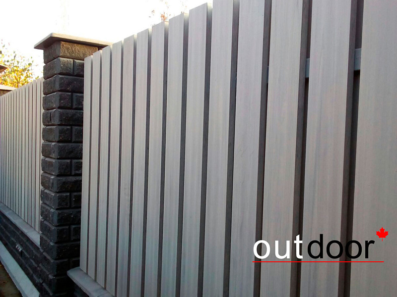 Заполнение пролетов кирпичного забора  доской ДПК Outdoor .