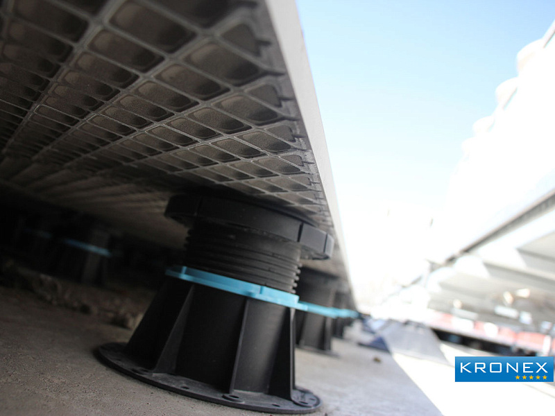 Настил на кровле с применением регулируемых опор Kronex.