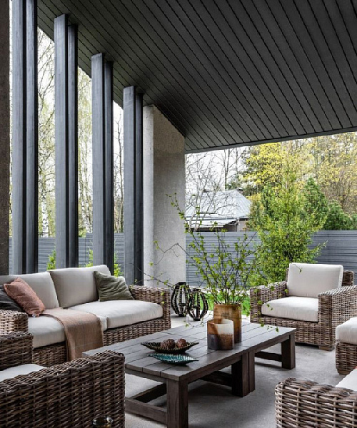 Террасная мебель из ротанга органично вписывается в природное окружение, оживляя пространство и смягчая строгие линии современной архитектуры.