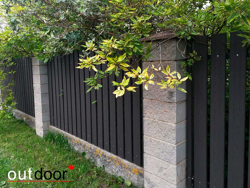 Забор из доски ДПК Outdoor с текстурой дерева.