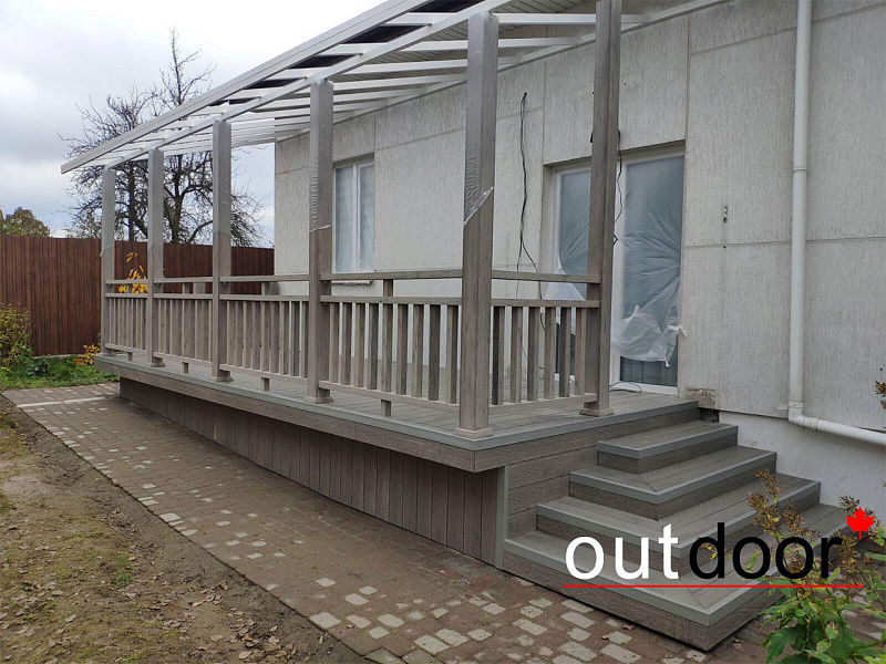 Ограждение, покрытие и опорные столбы из ДПК Outdoor на террасе
