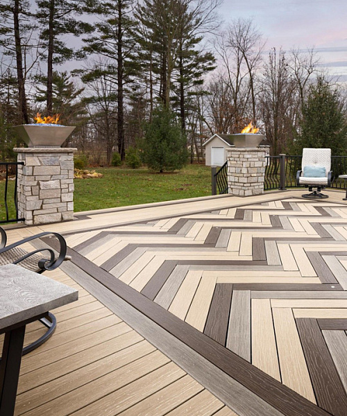 Пример того, как грамотная композиция и сочетание разных цветов доски из ДПК могут превратить обычную площадку в стильное и атмосферное пространство для жизни.