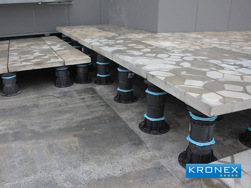 Настил на регулируемых опорах Kronex на крыше бизнес-центра.
