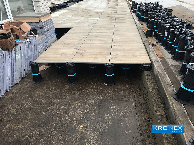 Настил на кровле с применением регулируемых опор Kronex.