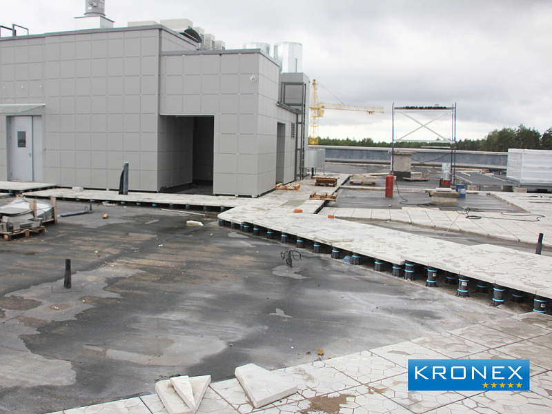 Настил на регулируемых опорах Kronex на крыше бизнес-центра.