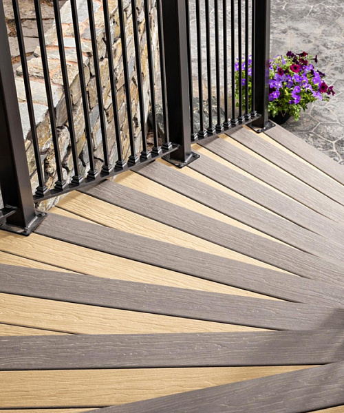 Интересный дизайнерский прием: темная доска по краям ступеней подчеркивает геометрию лестницы, создавая контраст с основным покрытием, а также повышает безопасность, делая ступени заметнее при любом освещении.