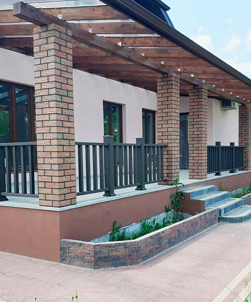 Ограждение ДПК Outdoor "Классик" на террасе частного дома.