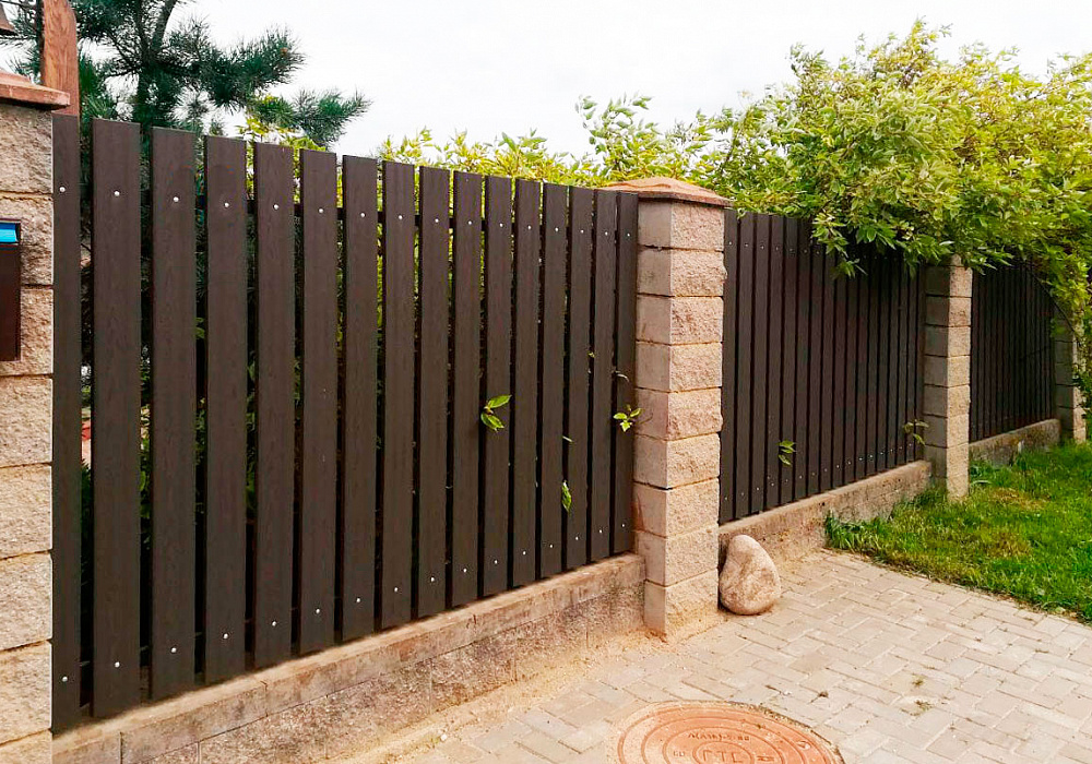 Забор из доски ДПК Outdoor с текстурой дерева.