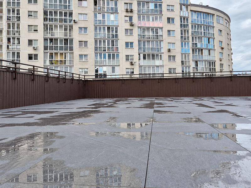 Терраса из керамогранита на регулируемых опорах