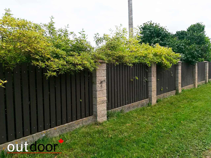 Забор из доски ДПК Outdoor с текстурой дерева.