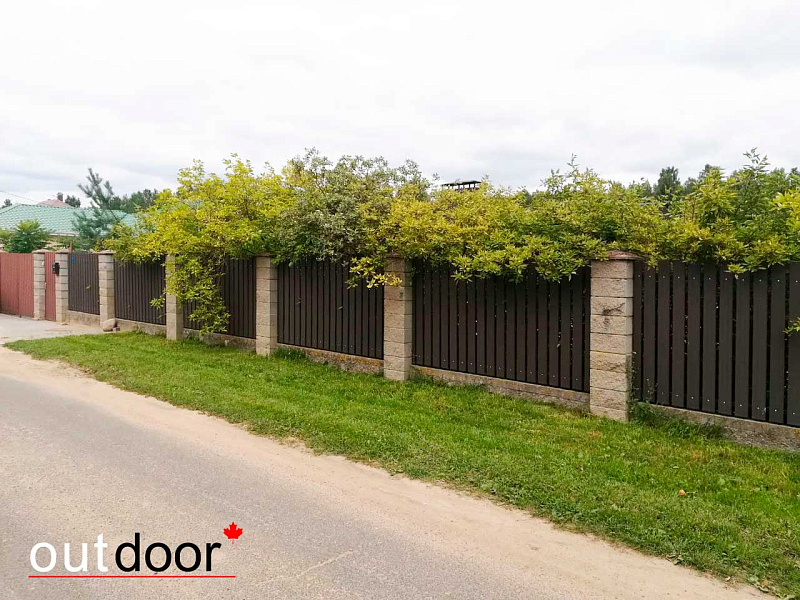 Забор из доски ДПК Outdoor с текстурой дерева.