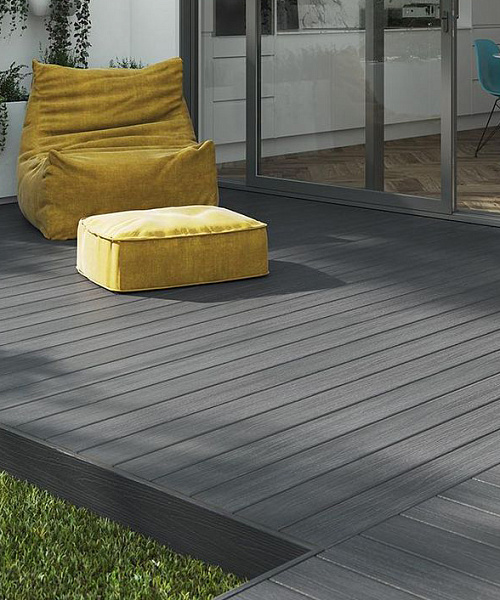 Террасная доска нейтрального цвета создает сдержанный, элегантный фон, на котором яркие акценты мебели и декора раскрываются особенно выразительно, подчеркивая премиальный стиль пространства.