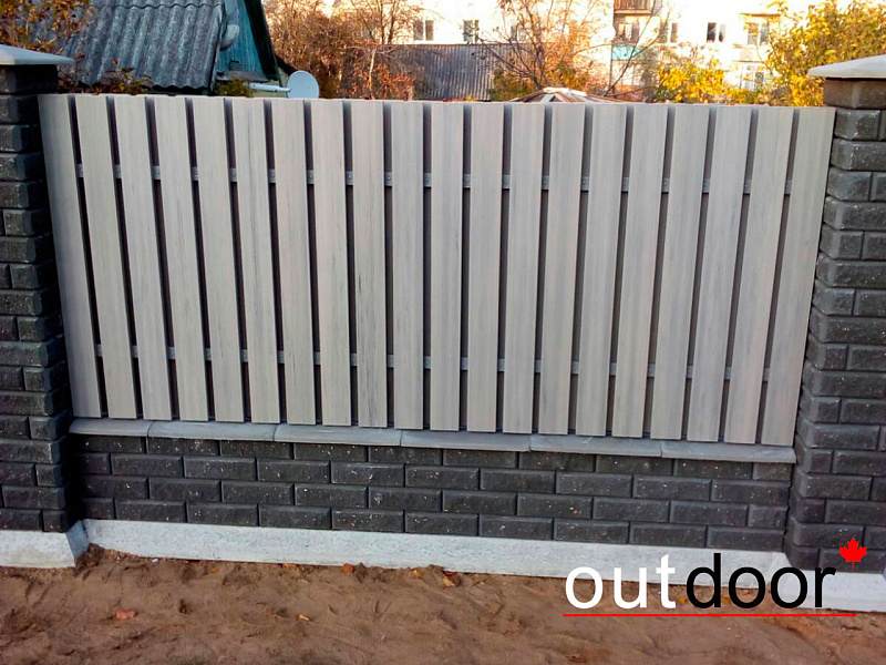 Заполнение пролетов кирпичного забора  доской ДПК Outdoor .