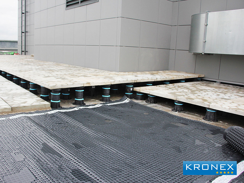 Настил на регулируемых опорах Kronex на крыше бизнес-центра.