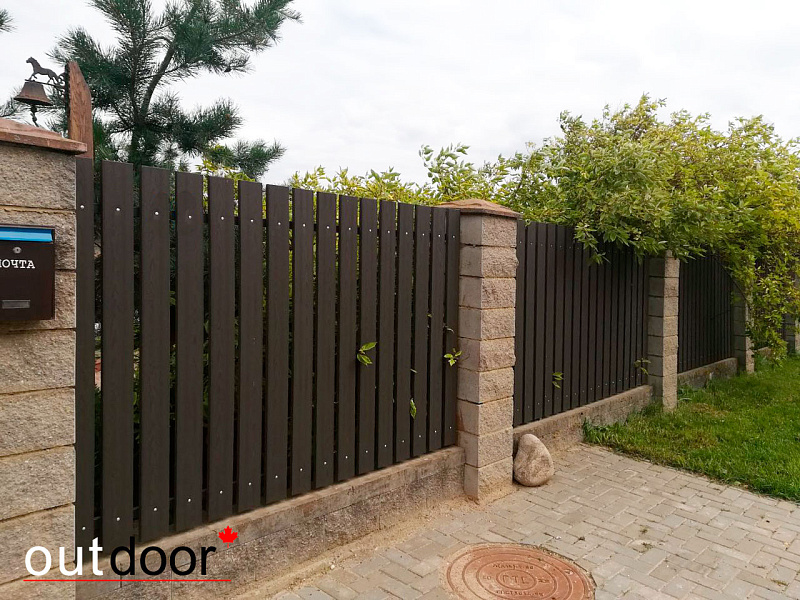 Забор из доски ДПК Outdoor с текстурой дерева.