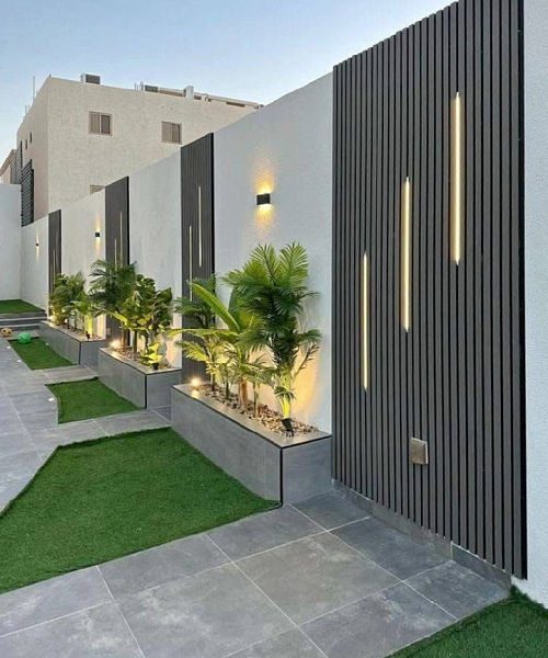 Пример того, как вертикальные 3D-панели из ДПК делают стену визуально выше и задают четкий ритм, благодаря чему длинное пространство выглядит аккуратно и не кажется однообразным.