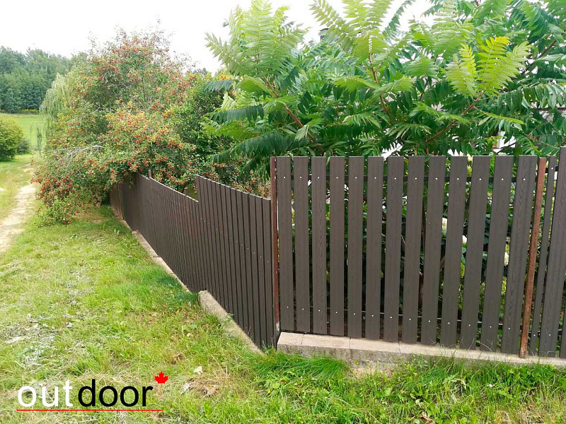 Забор из доски ДПК Outdoor с текстурой дерева.