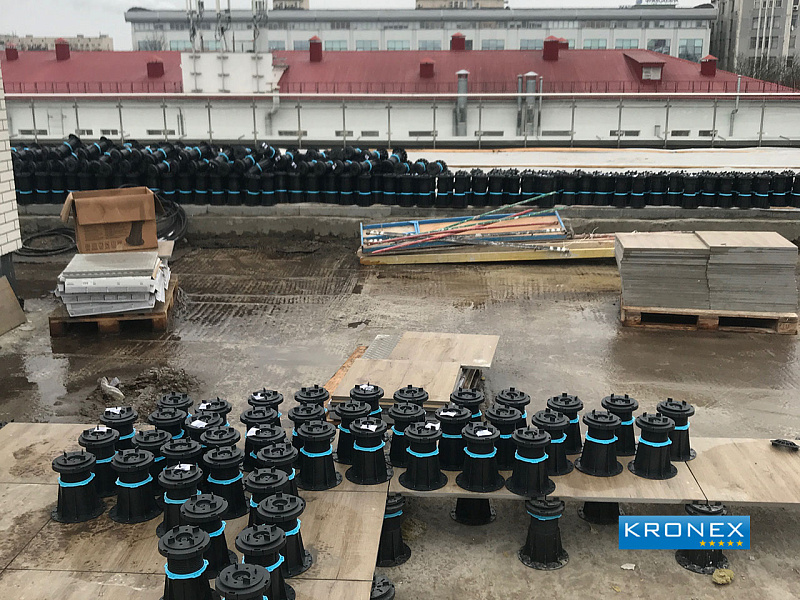 Настил на кровле с применением регулируемых опор Kronex.