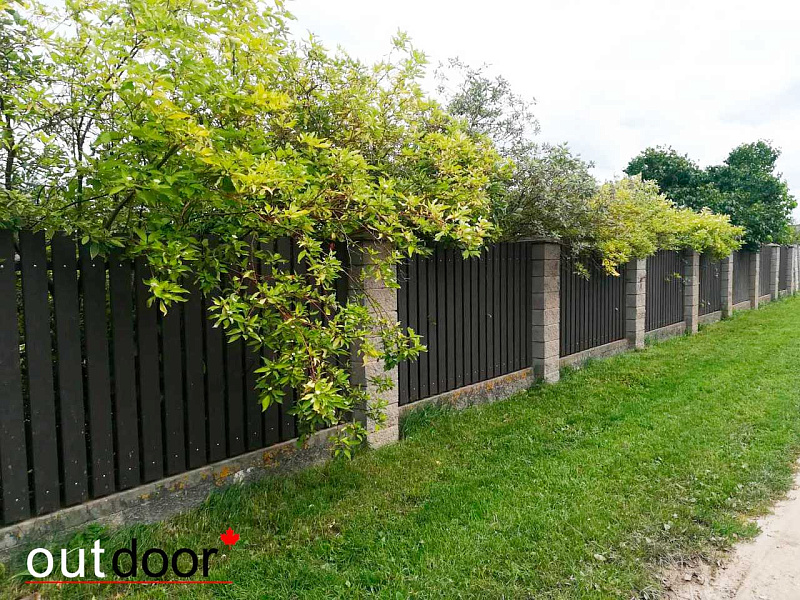 Забор из доски ДПК Outdoor с текстурой дерева.