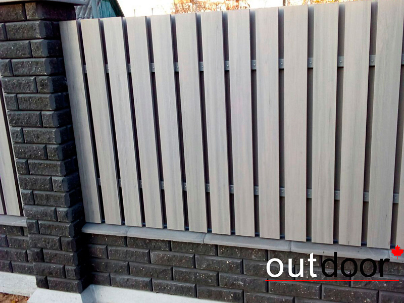 Заполнение пролетов кирпичного забора  доской ДПК Outdoor .