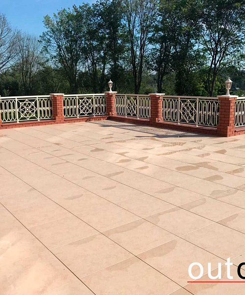 Терраса из керамической напольной плитки и доски ДПК