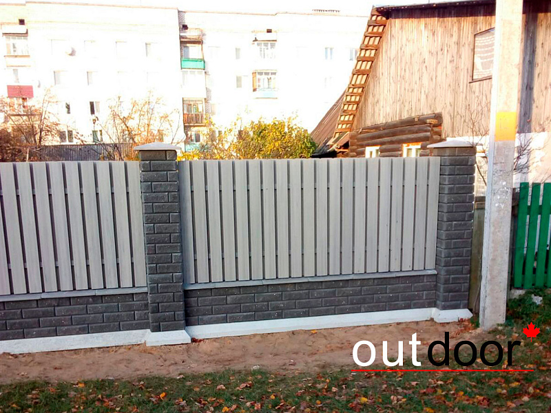 Заполнение пролетов кирпичного забора  доской ДПК Outdoor .